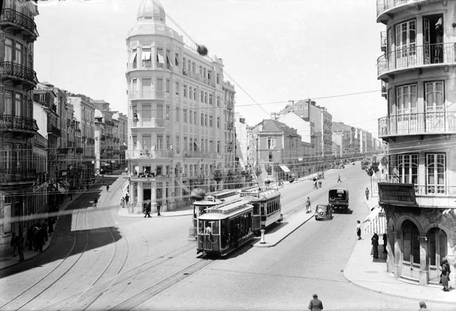 Avenida Almirante Reis junto ao cruzamento com a rua dos Anjos. 1940.