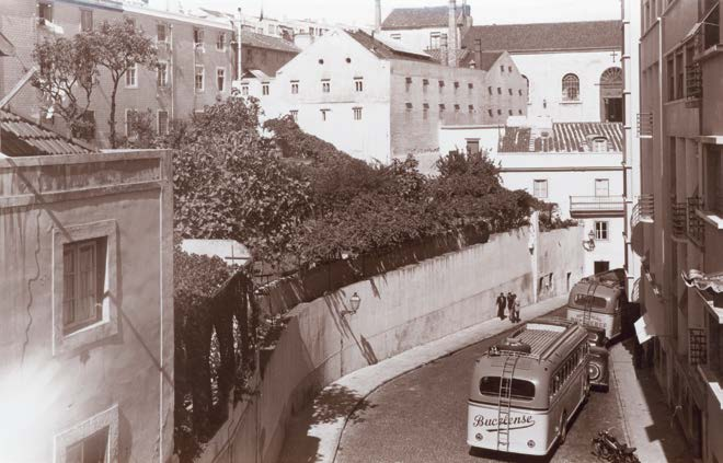 Calçada do Desterro vista da rua de São Lázaro com o Hospital do Desterro ao fundo. 1951.