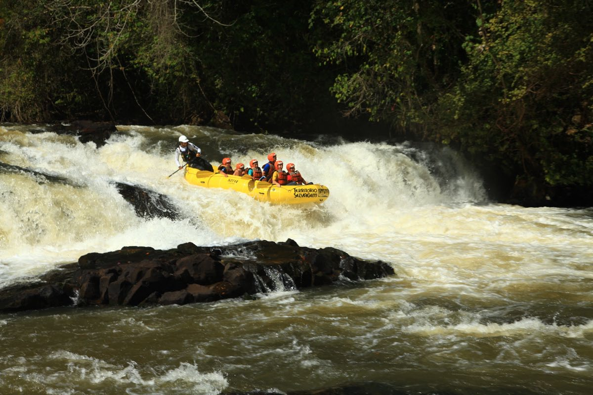 Definição O rafting consiste na descida de rios em botes infláveis. Os participantes remam conduzidos por um instrutor, responsável pela orientação do grupo durante o percurso.