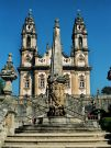 1766) O altar-mor é decorado em talha dourada no estilo rococó, apresentando várias