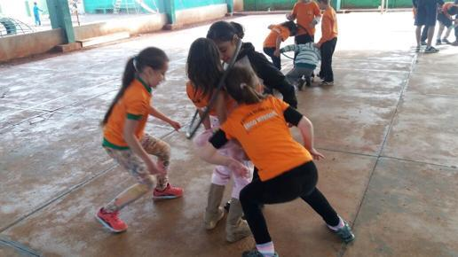 Ainda, alunos realizando atividade de retirada do arco do