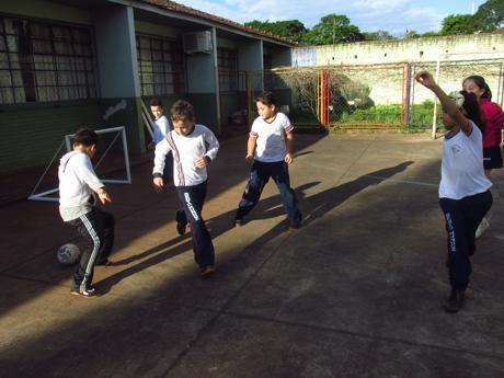 pés. Monitores e alunos enchem balões, para ser