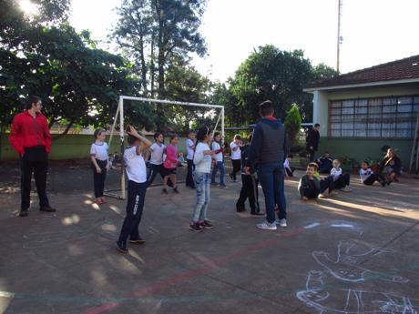 Professor conversando com alunos, sobre a