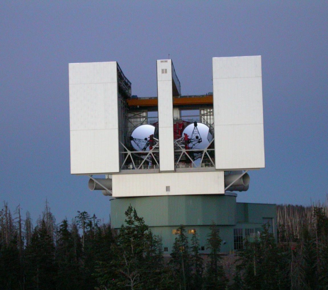 Large Binocular Telescope (LBT) Abertura: 2 x 8,4