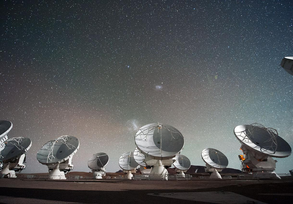 Radiotelescópios ALMA (Atacama Large-Millimeter Array) Abertura: 54 antenas de 12m + 12