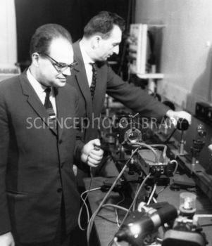 Histórico 1954: Nikolai Basov e Aleksander Prokhorov trabalharam na criação de um oscilador quantum e