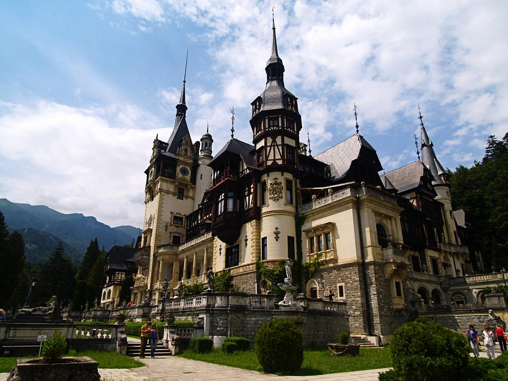 Este castelo foi construído 140 anos atrás e define o local como muito pitoresco entre as montanhas.