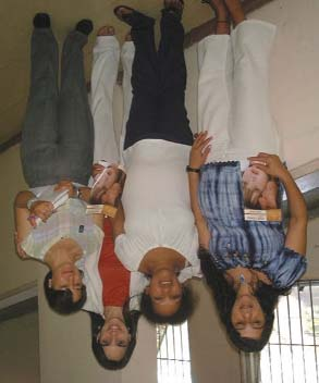 Semana da Conscientização sobre a Importância do Ácido Fólico Figura 1. Suely Mesquita e Carina Nasser da Associação Brasileira de Epilepsia entregam as cartilhas a duas mães. Figura 2.