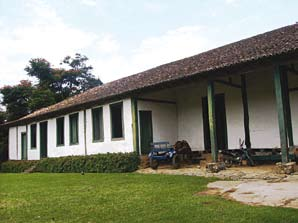 O grande pavilhão sobre porão baixo, com embasamento em pedra, atinge, no eixo central, oito metros