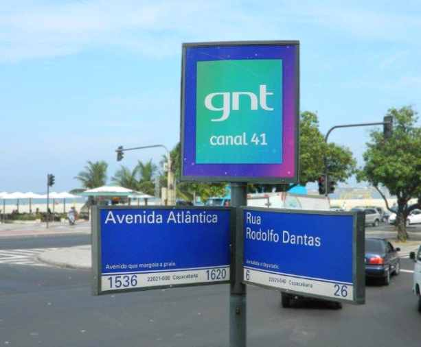 PLACA DE RUA rio de janeiro Presta serviço à comunidade, organiza a cidade, indica o caminho e garante visibilidade à sua marca.