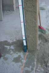 a aplicação do cordão de argamassa de assentamento nas paredes longitudinais dos blocos por meio do movimento vertical e
