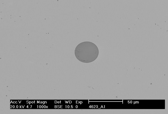 85 A Figura 53 mostra uma inclusão de Mn-Silicato-(Mn,Fe)S de formato globular em amostra retirada após a remoção da escória. Esta inclusão possui tamanho da ordem de 40µm.