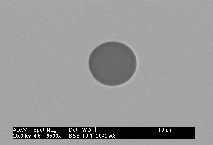 88 A Figura 56 mostra uma inclusão de Mn-Al-Silicato-(Mn,Fe)S de formato globular com TiO 2 em solução sólida, em amostra retirada após o vácuo. A inclusão possui tamanho da ordem de 8µ m.