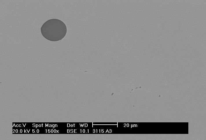 101 A Figura 66 mostra uma inclusão de CA -MgO.Al 2 O 3 -(Ca,Mn)S de formato globular em amostra retirada após o vácuo. A inclusão possui tamanho da ordem de 20µm.