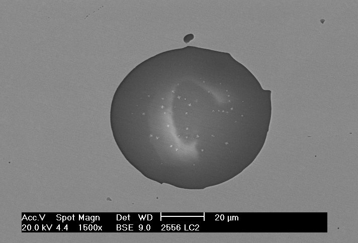 107 A Figura 71 mostra uma inclusão exógena de formato globular em amostra retirada 30 minutos após o fim da turbulência no distribuidor. Ela possui tamanho da ordem de 60µm.