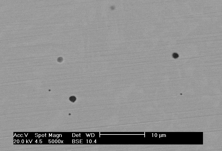 64 A Figura 29 mostra uma inclusão de MgO.Al 2 O 3 com (Mn,Fe)S de formato globular, com MnO, SiO 2 e TiO 2 em solução sólida, em amostra retirada antes do vácuo.