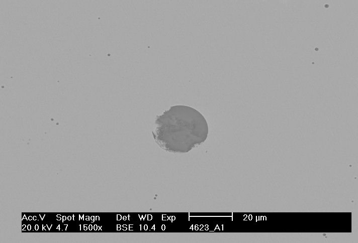 69 Figura 35: Imagem de elétrons retro-espalhados. Aspecto de inclusão de Mn-Ca-Al-Silicato em amostra retirada após a remoção da escória - corrida M3.