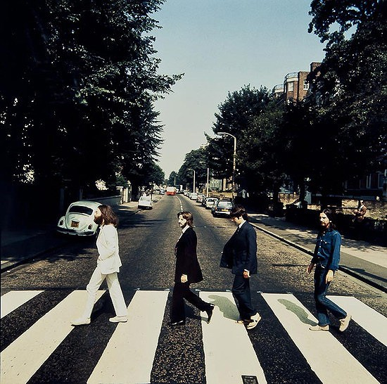 27 Figura 3: Os Beatles na Abbey Road (invertida) Fonte: Iain Macmillan, 1969 Por fim, o último momento epistemológico, onde acontece uma junção entre os momentos anteriores.