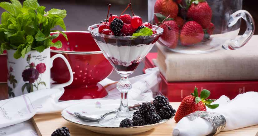 Mousse de Chocomais Branco com Frutas Vermelhas Mousse 300g de Chocomais Branco Jazam 200 ml de creme de leite UHT 200 ml de chantilly vegetal batido deixe esfriar.