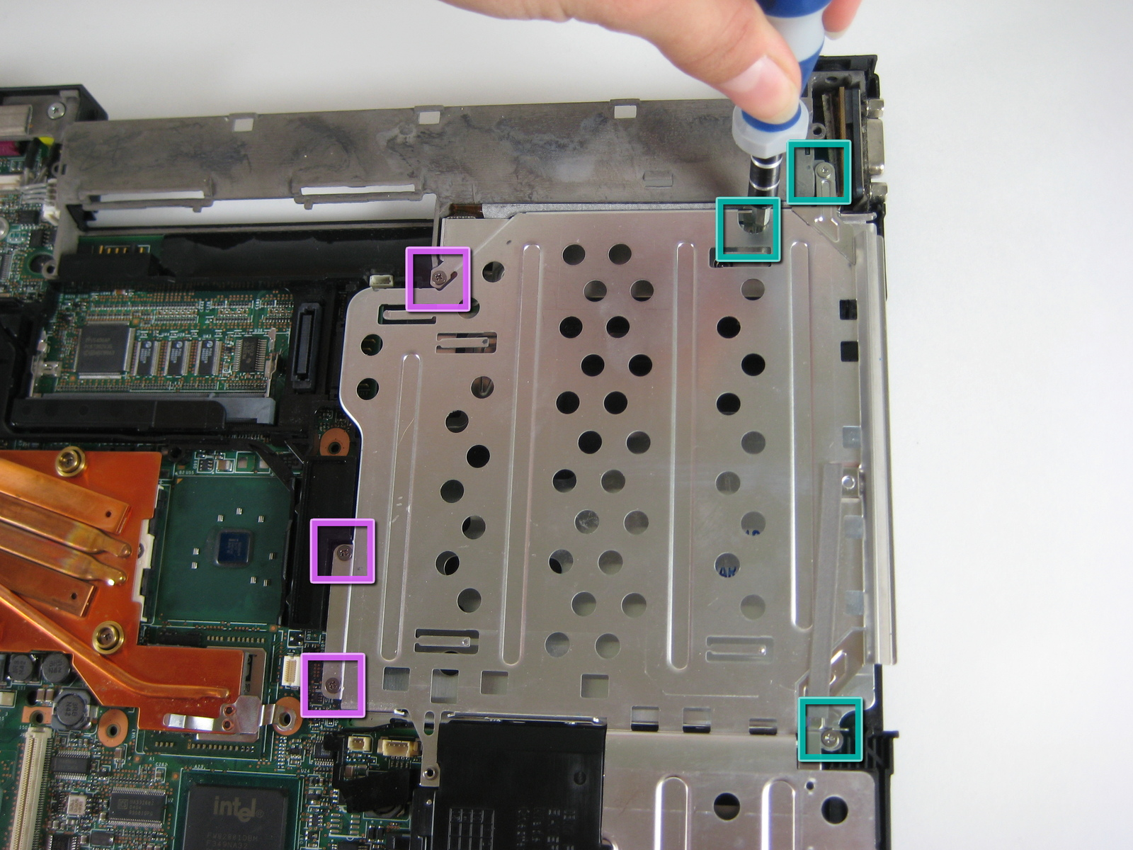 óptico e tampas HDD. Remover outros três parafusos no outro lado das tampas.