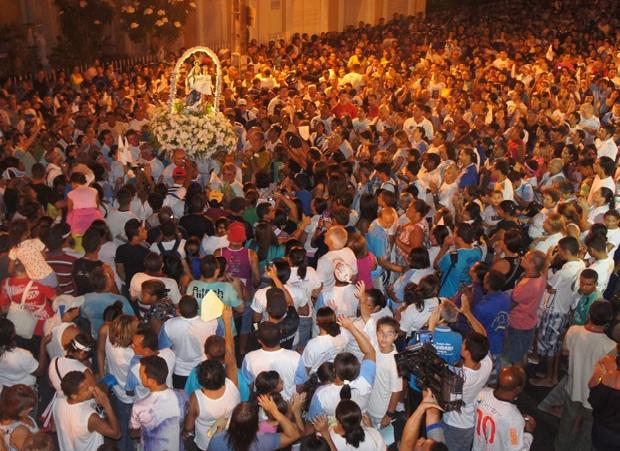 Foto 01: Procissão de Nossa Senhora da Penha João Pessoa PB Fonte: Medeiros, Elisângela Raquel Pereira Dezembro 2013 A delimitação da área de estudo justifica-se, pelo fato dos mesmos serem