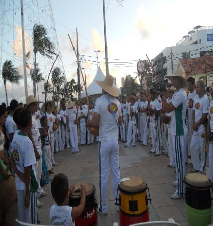 Foto: 04: Grupo de capoeira Foto 05: Grupo de dança Fonte: Medeiros, Elisângela Raquel Pereira Fonte: Medeiros,