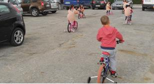 Quando o todo se encontrava reunido, no espaço exterior à instituição, relembrei as crianças acerca dos limites até onde poderiam deslocar-se com as bicicletas.
