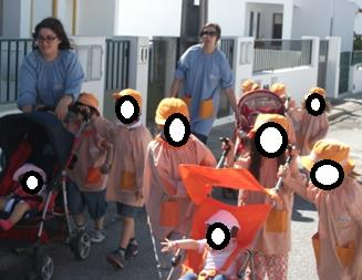 manhã, o grupo de jardim de infância paralelamente com o grupo de crianças do berçário realizaram um passeio conjunto pelo bairro da casinha.
