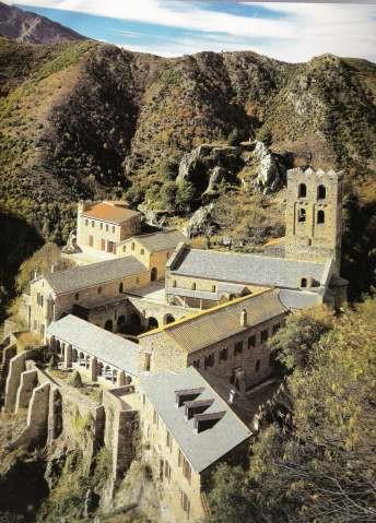 1ª Parte: Românico Suportado por muros de arrimo, o mosteiro