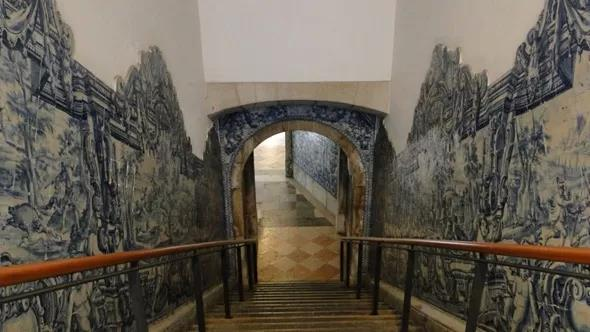 Técnicas: Alicatado, Majólica e Vidrado Museu do Azulejo Lisboa: A complexidade do processo de manufatura do azulejo, entretanto, apesar da resistência apresentada, não o imuniza contra os danos