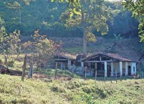 Só lhe restou o perímetro, no qual existem duas aberturas, uma delas a lateral exibindo uma espécie de montante de marcação de entrada (f21).