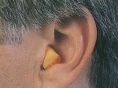 Insira o protetor moldado dentro do ouvido. 5.