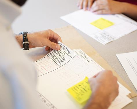 Prototipação em Papel os usuários simulam a execução de tarefas num protótipo em papel, falando, fazendo gestos ou escrevendo suas intenções de ação sobre o sistema um avaliador atua