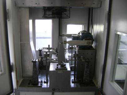 116 O conjunto de quatro corpos-de-prova são instalados na máquina conforme a Figura 80 e mantida sob condicionamento de temperatura de ensaio.