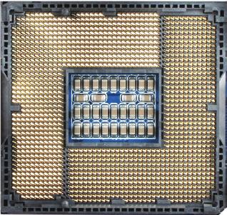 Localize o pino da CPU. A CPU não se encaixa se for direcionada incorretamente. (Ou localize as marcações em ambos os lados da CPU e os chanfros de alinhamento no soquete da CPU.