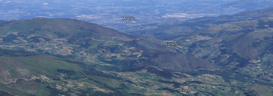 orientações, ENE-WSW, WNW-ESE, NNE-SSW e NNW-SSE devido a deslizamentos. O vale do Rio Minho corresponde a uma depressão tectónica, com direcção ENE-WSW (Carreira et al., 2004b).