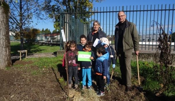 Joana Oliveira (Cátedra UNESCO e Jardim Botânico de Coimbra) e dos formandos do Curso de Técnico de Ação