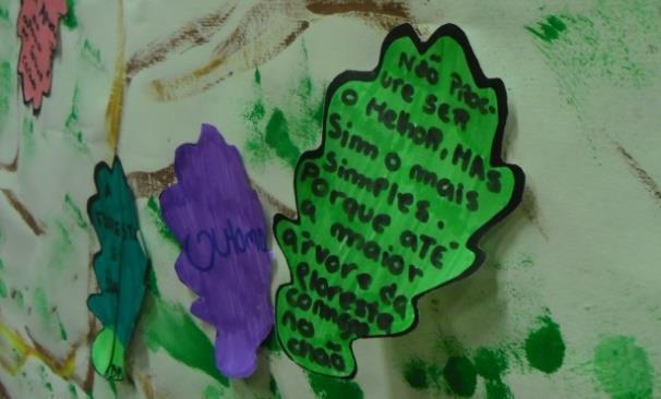 Os alunos puderam participar ainda num jornal de parede da Semana, deixando uma mensagem decorada numa folha de carvalho cerquinho (quercus