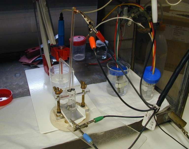 Metodologia experimental Figura 13 - Montagem e pormenor da célula eletroquímica utilizada nas medições de impedância 3.5.