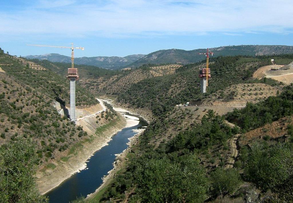 Concepção das Estruturas O estudo prévio CONDICIONAMENTOS Topográficos A orografia do terreno e a inclinação dos taludes condicionam a