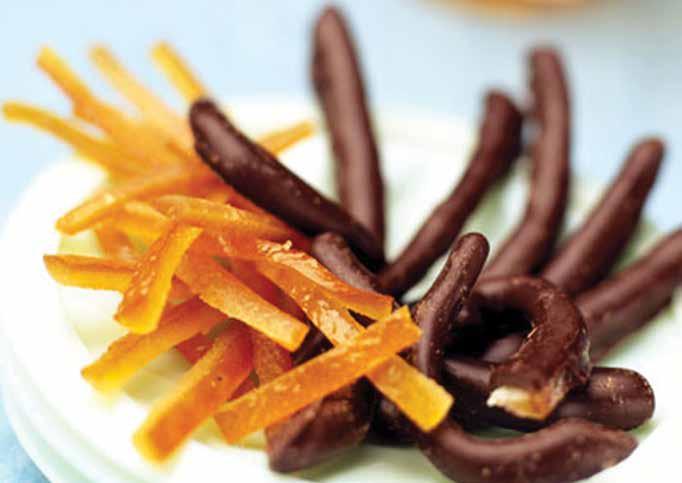 Laranja cristalizada coberta com Chocolate Candied orange covered with Chocolate Peso: 100g Weight: 100g Peso: Embalagem transparente para presente fechada com fita da marca, 100g ou ao Kilo (kg)