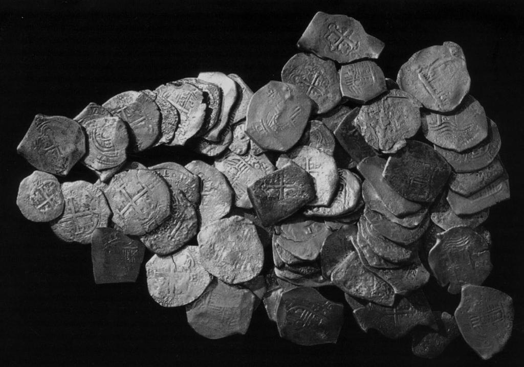 Núcleo do Museu de Marinha (MM): consta de 209 moedas, algumas partidas (Fig. 11). Todas foram pesadas e 57 fotografadas para ulterior identificação. Núcleo do Museu Nacio- Fig.
