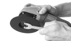 En caso de un contra golpe, la herramienta puede cortar su mano o ser lanzada contra su cuerpo. c) Utilice solamente discos y protectores de seguridad con la misma capacidad de la herramienta.