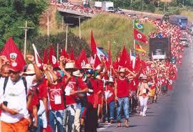 MST MOVIMENTO DOS TRABALHADORES SEM TERRA Entre 1990 e 2001 o MST foi