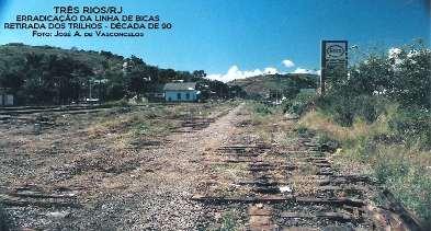 Rios. Nessa foto se observa a antiga e histórica guarita da E. F. Central do Brasil isolada no pátio. Não foi demolida a pedido da administração da ABPF.