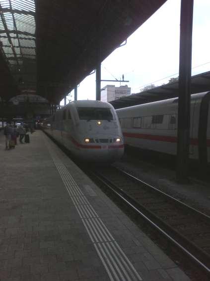 O ICE encostando na plataforma. Saímos da Estação Basel-SBB exatamente no horário: 10h12. Temperatura agradável, em torno de 20 graus.