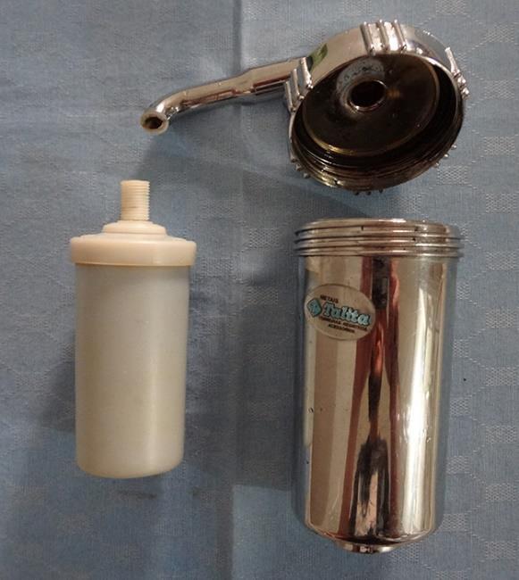 Figura 30 - Filtro Talita, estrutura A vela do filtro de pressão posiciona-se de maneira invertida à vela do filtro de barro, para que a pressão faça com que a água entre pela parte de baixo e saia