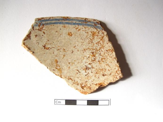 707 QP/01-11 Fragmento de bordo e bojo de um prato sevilhano de azul-linear, com pasta