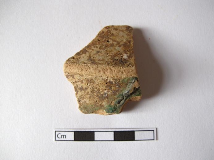 719 JFM/04-22-154 ESCUDELA Fragmento de carena de uma escudela esmaltada, possivelmente decorada com