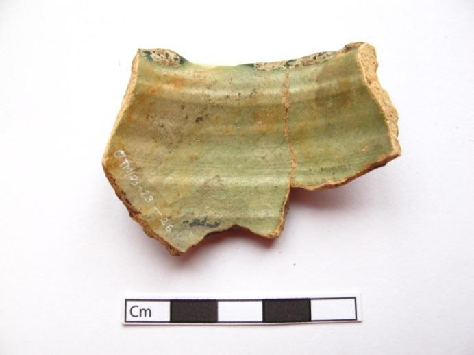 736 CTM/03-23-26 PÚCARO Fragmento de bordo e bojo de um possível púcaro de cerâmica vidrada fina, com decoração